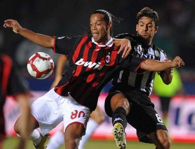 رونالدينيو في لقاء الميلان الأول في الدوري أمام سيينا