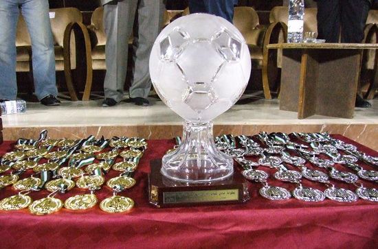 كأس البطولة والميداليات الذهبية والفضية