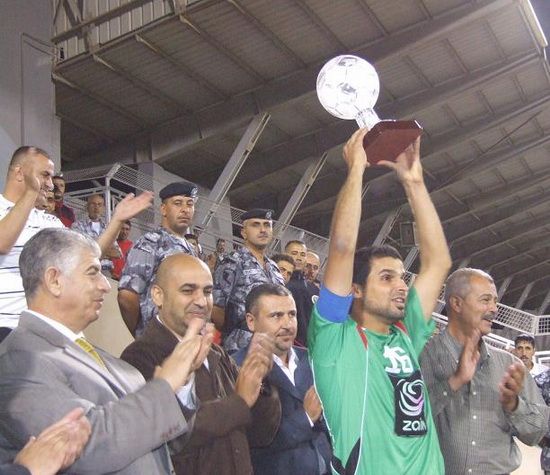 كابتن الوحدات فيصل إبراهيم يرفع كأس البطولة