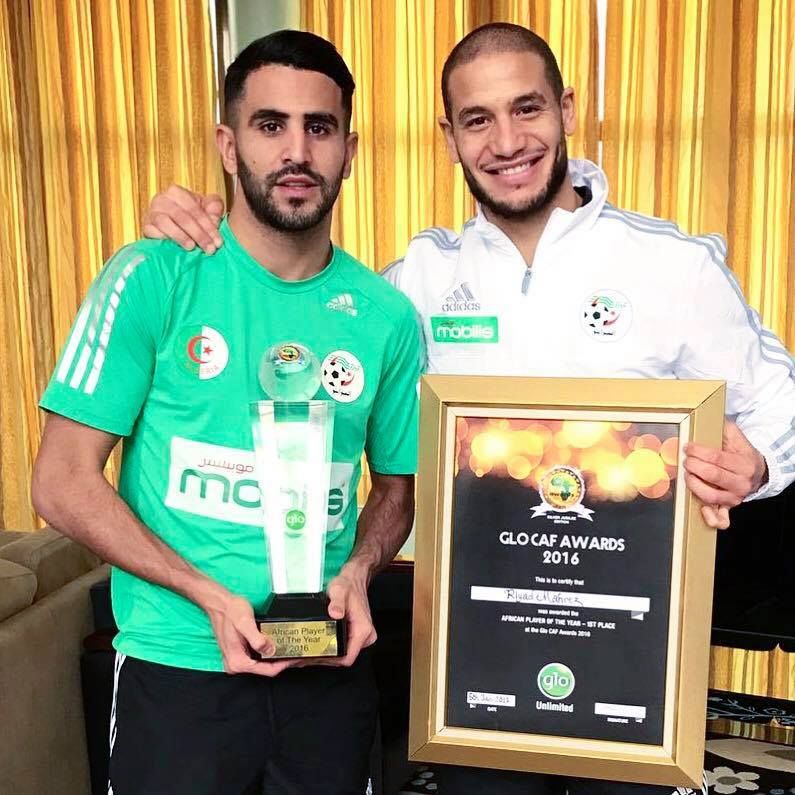 محرز رفقة زميله قديورة والجائزة