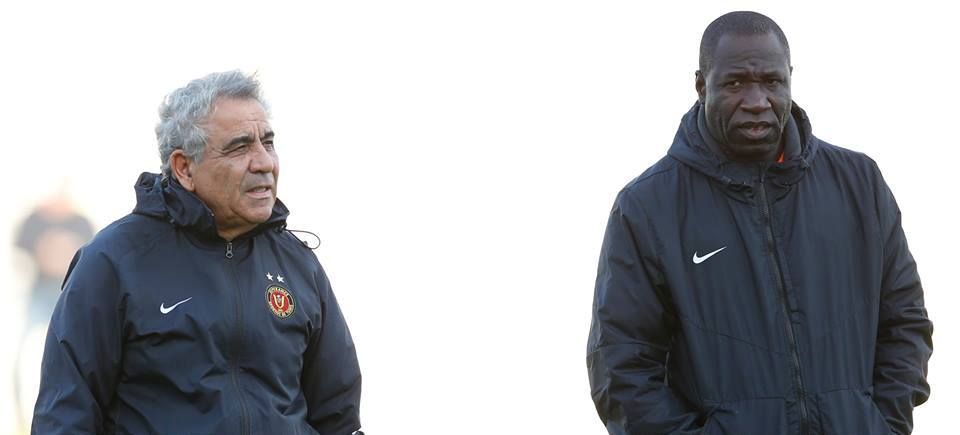 فوزي البنزرتي (يسار)