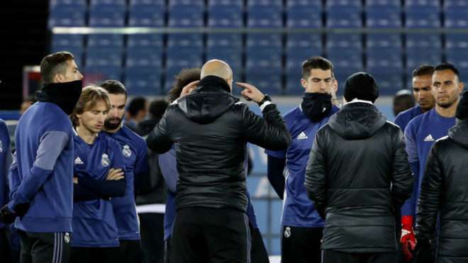 زيدان مع لاعبي ريال مدريد