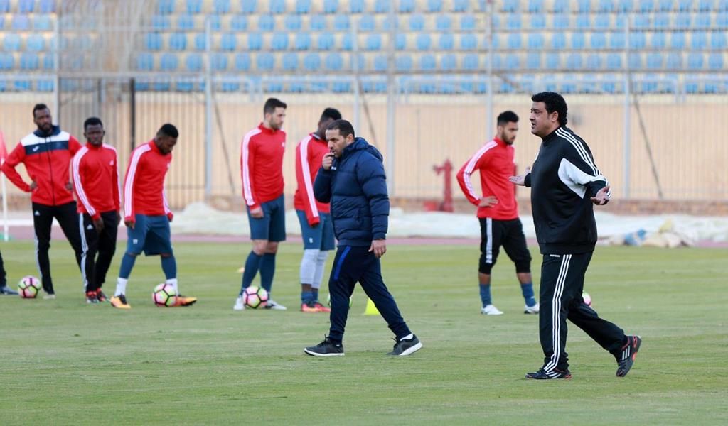 عادل عبد الرحمن يوجه لاعبيه في معسكر القاهرة 