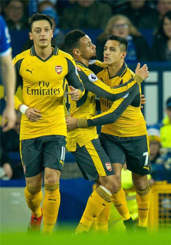 سانشيز مع زملائه في أرسنال