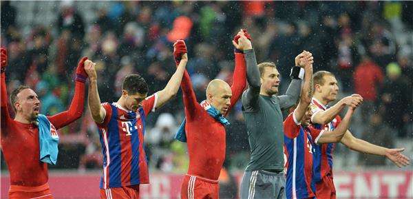 نوير وروبن مع لاعبي بايرن ميونيخ