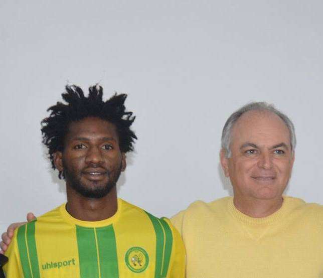 أثناء توقيع العقود