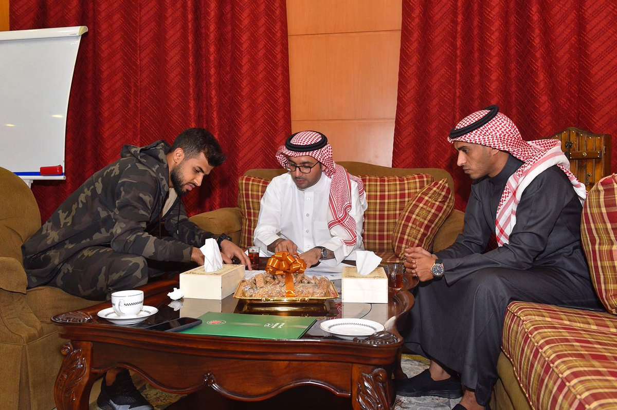 أثناء توقيع العقود