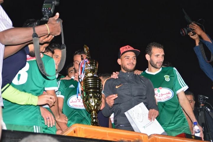 لاعبو الاتحاد السكندري مع كأس المناسبة الخاصة