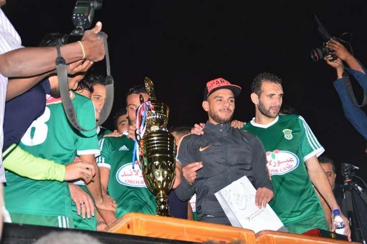 لاعبو الاتحاد السكندري مع كأس المناسبة الخاصة