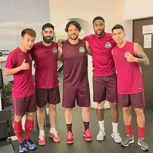 احمد الصالح مع محترفي فريقه الجديد