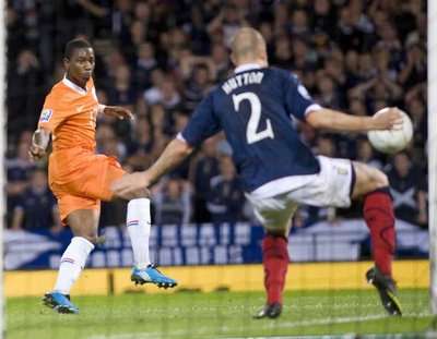 هدف الفوز لهولندا عن طريق ايليرو ايليا