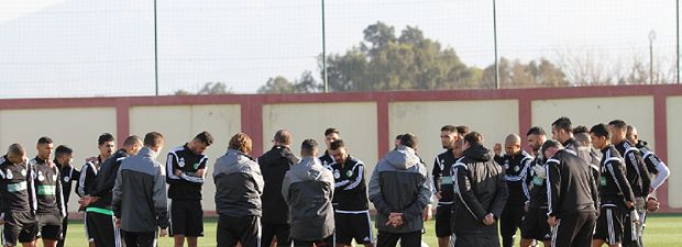 ليكنز يجتمع بلاعبي المنتخب