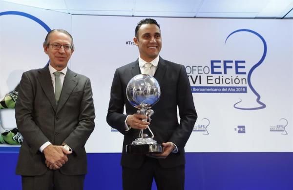 نافاس يتسلم الجائزة