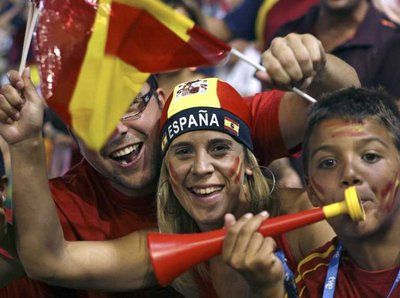 فرحة الجمهور الإسباني بالتأهل لكأس العالم 2010 بجنوب أفريقيا 