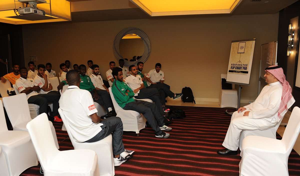 اجتماع عادل عزت مع لاعبي المنتخب