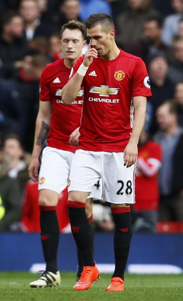 2016-11-19t142403z_122567043_mt1aci14675901_rtrmadp_3_soccer-england-mun-ars_reuters