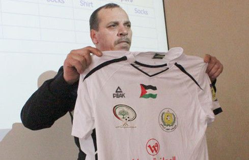 مندوب الشباب يرفع قميص فريقه