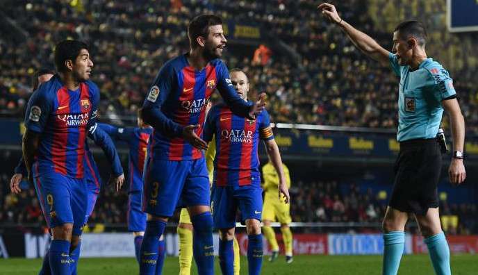 جيرارد بيكيه يتحدث مع الحكم