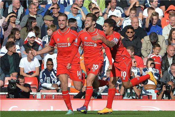 لالانا مع لاعبي ليفربول