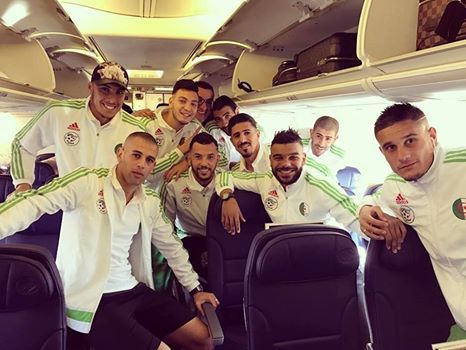 لاعبو المنتخب الجزائري على متن الطائرة