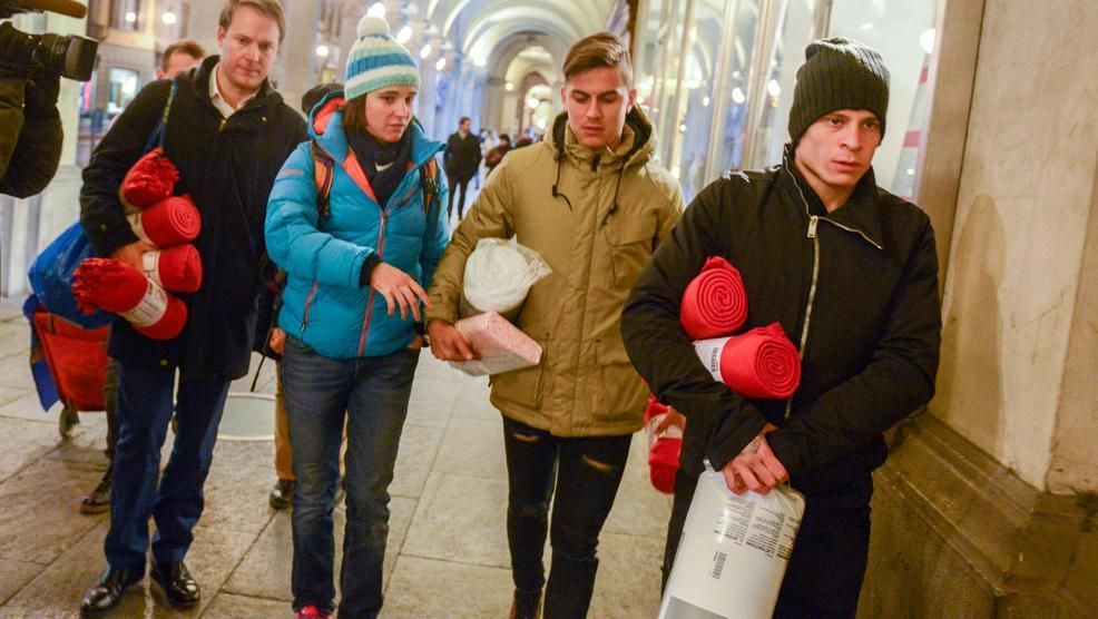 ديبالا وإيتوربي خلال تجولهما في شوارع تورينو