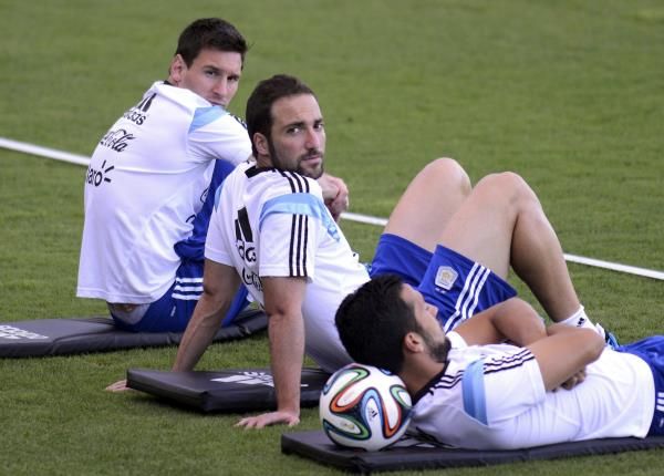 جونزالو هيجواين وليونيل ميسي