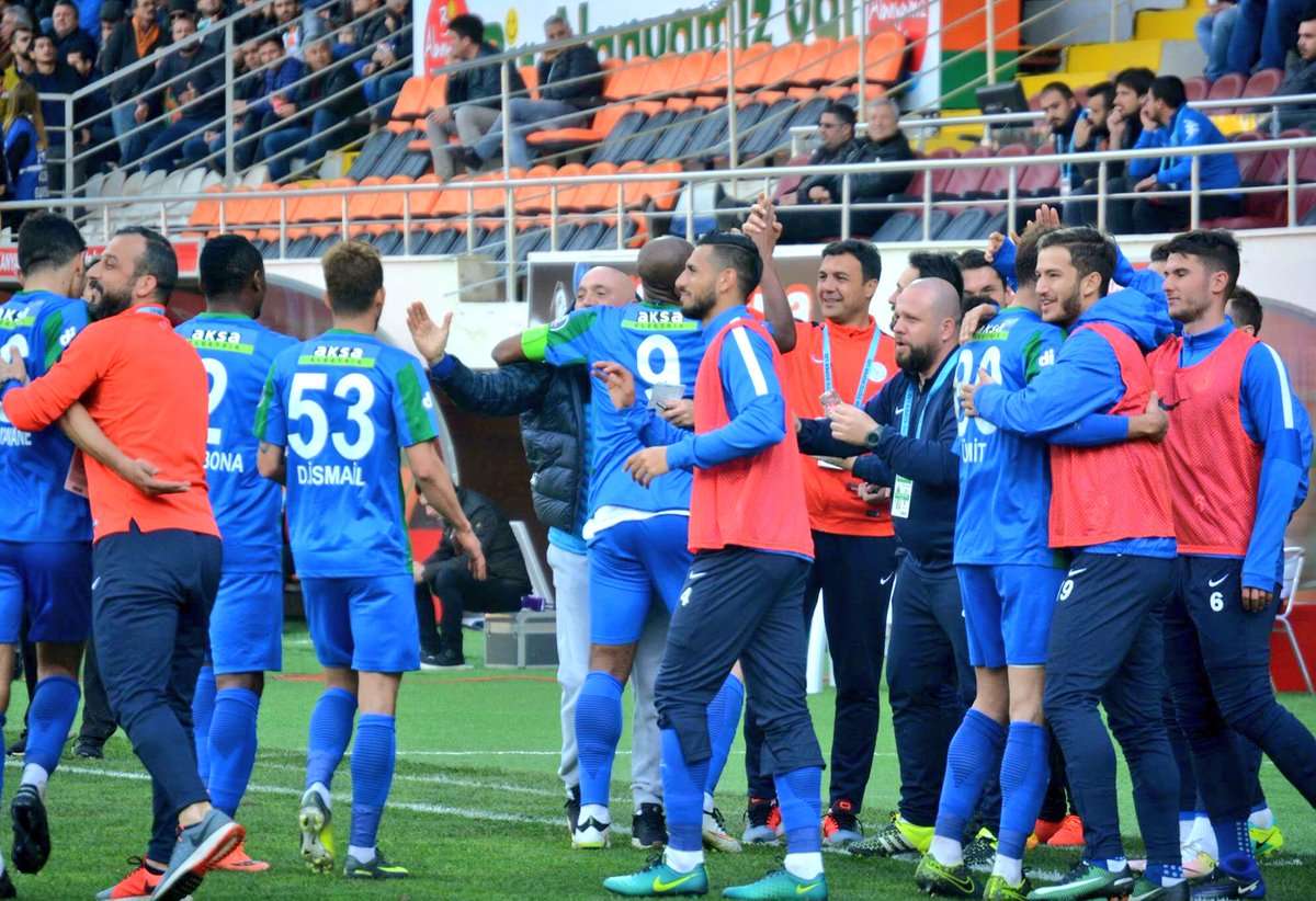 فرحة لاعبي تشايكور ريزا سبور