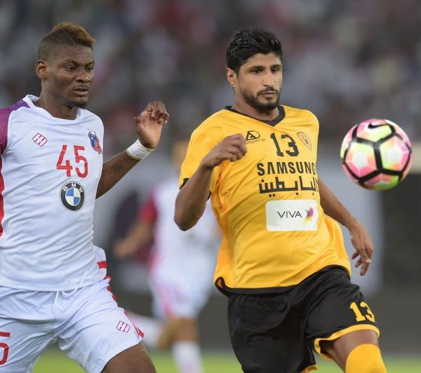 مساعد ندا لاعب القادسية في صراع على الكرة مع لاعب الكويت جمعة سعيد