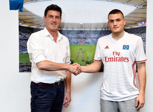 كيرياكوس بابادوبولوس أثناء تقديمه