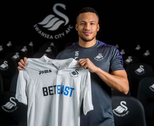 مارتن أولسون أثناء تقديمه