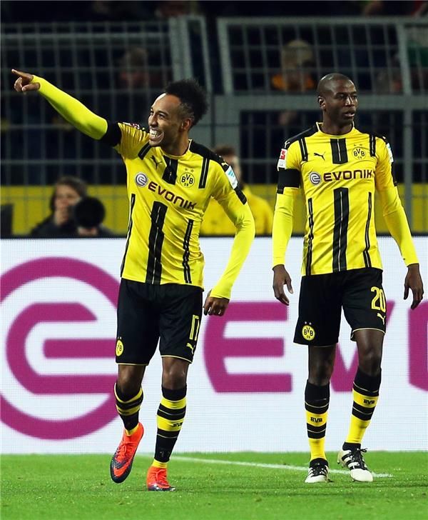 أدريان راموس (يمين)