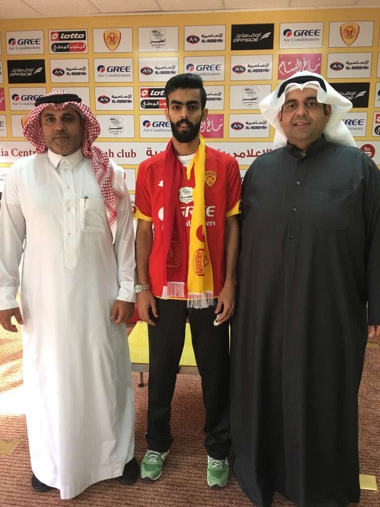 الظفيري متوسطا مسؤولي القادسية السعودي