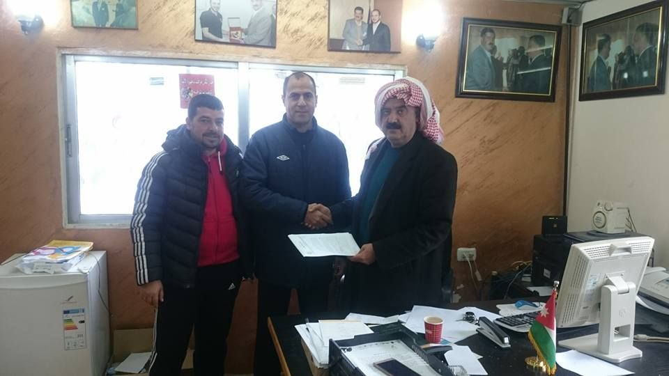 متبولي خلال توقيع العقد 