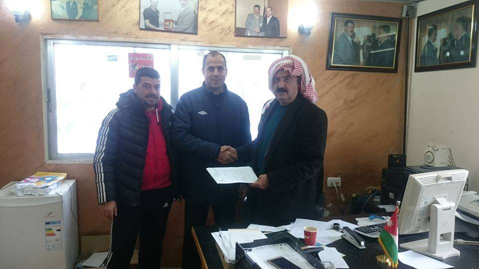 متبولي خلال توقيع العقد