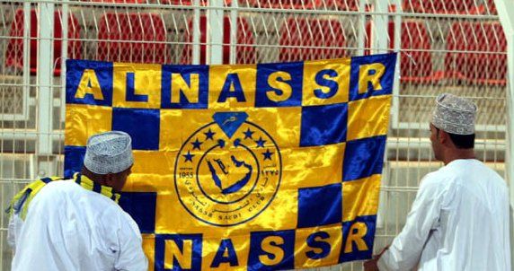 عمانيون يحملون لافتة لنادي النصر السعودي