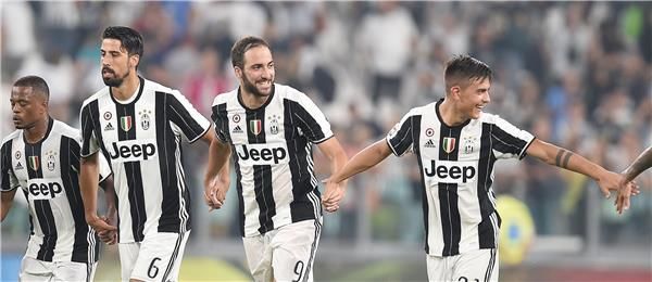 إيفرا مع زملائه في يوفنتوس