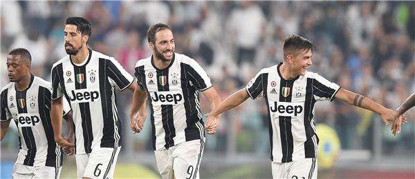 إيفرا مع زملائه في يوفنتوس