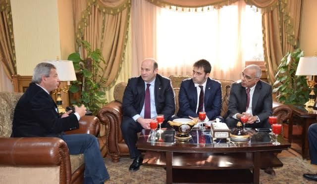 عبد العزيز مع وفد برشلونة