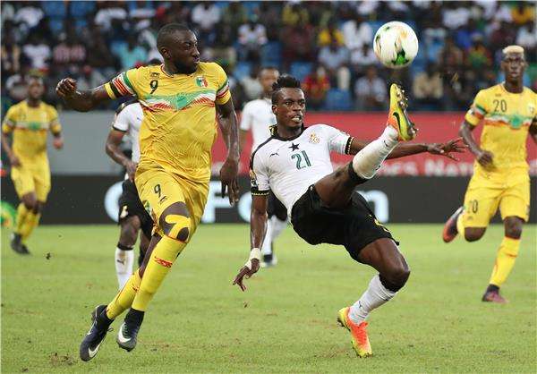 لاعب غانا جون بوي في صراع على الكرة مع لاعب مالي موسى ماريجا