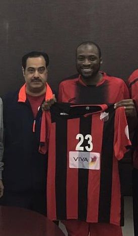 انور يعقوب -يسار-