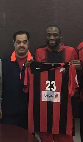 انور يعقوب -يسار-