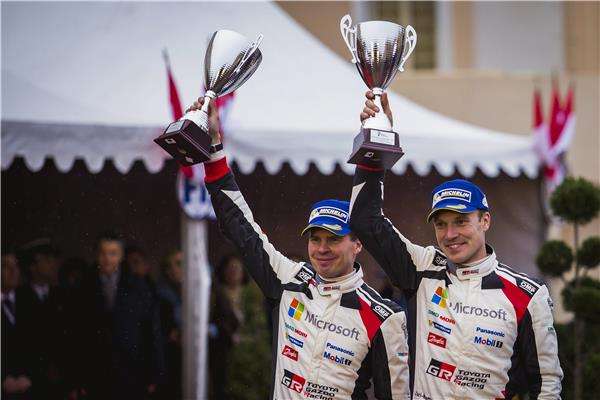 سيباستيان أوجيه (يسار)