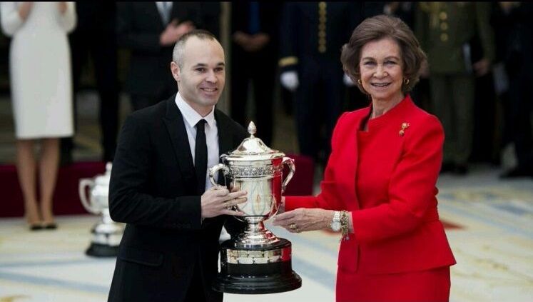 إنييستا لحظة تسلمه الجائزة