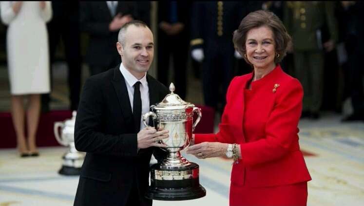 إنييستا لحظة تسلمه الجائزة