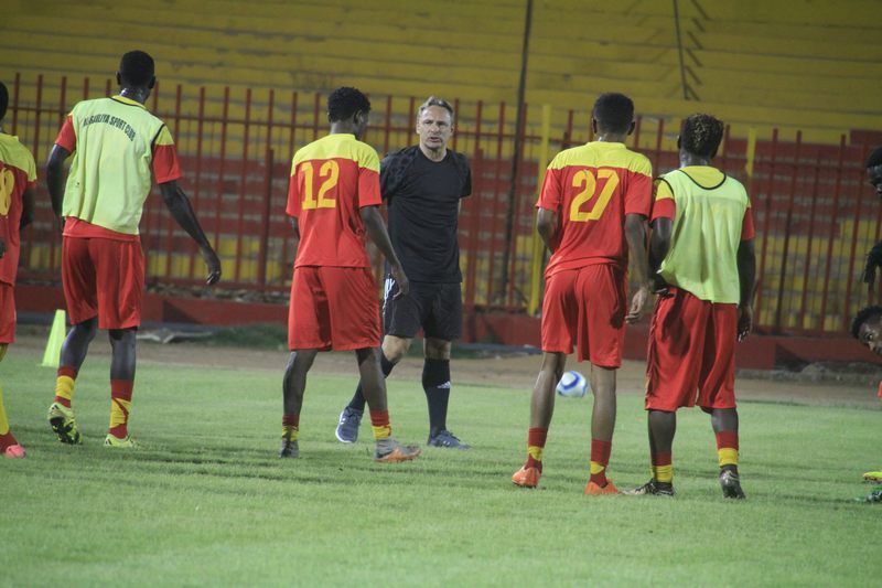 هاي مع لاعبي المريخ