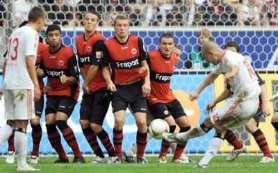 لقطة من مباراة فرانكفورت وهامبورج