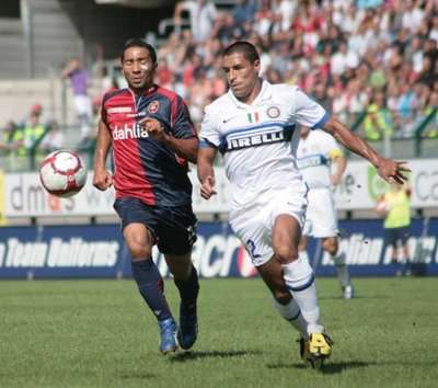 صورة من من مباراة كالياري وإنتر