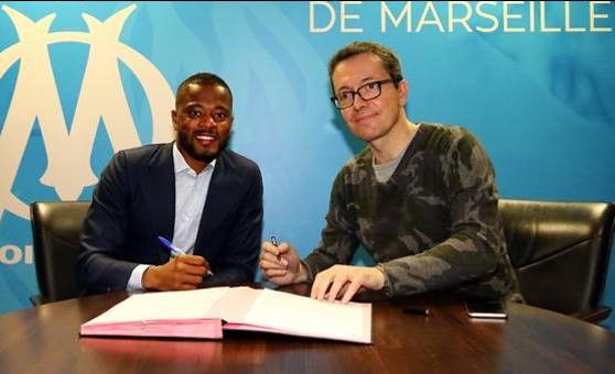 إيفرا أثناء توقيعه العقد