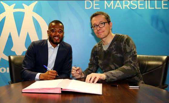 إيفرا أثناء توقيعه العقد