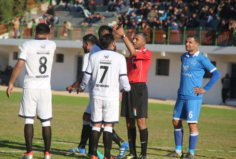 جانب من احتجاجات لاعبي الهلال على الحكم في لقاء شباب رفح